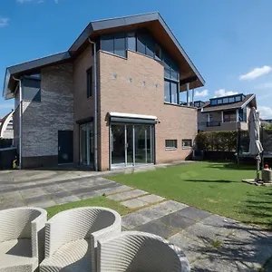 Big 5-bedroom House In Vakantiehuis Capelle aan den IJssel