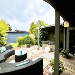 Cozy With Sauna, Jacuzzi&yard Near Amsterdam Chalet Vijfhuizen